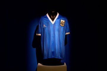Con una millonaria oferta, comenz la subasta de la camiseta que us Maradona ante los ingleses en Mxico 1986