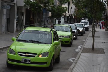 Buscan soluciones para mejorar el servicio de taxis y remises en la ciudad de Santa Fe