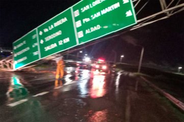 Un camión volcó y tumbó un cartel de la autopista Santa Fe - Rosario