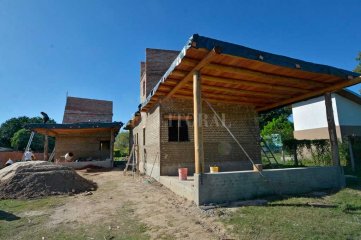 Construyen en Santa Fe las primeras casas  de barro amparadas por el nuevo reglamento - Las dos casas "mellizas" hechas con ladrillos de adobe.