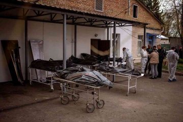 Ucrania: hallaron tres cadáveres con las manos atadas en una fosa cerca de Bucha