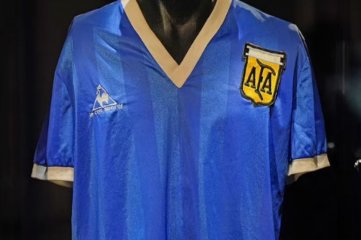 Una delegacin de Argentina se presenta en la subasta por la camiseta que us Maradona contra Inglaterra
