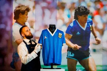 La camiseta de Maradona se vendi en casi nueve millones de dlares