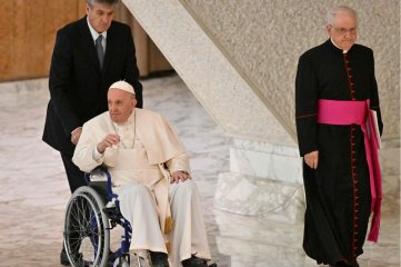 El papa Francisco apareció en silla de ruedas por su dolor de rodilla