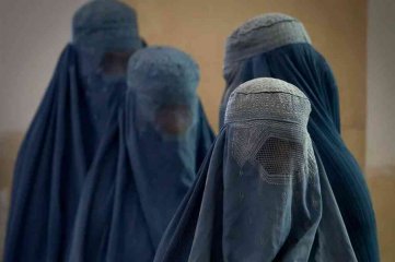 Talibanes ordenan a las mujeres afganas cubrirse la cara y el cuerpo en público "para no provocar"