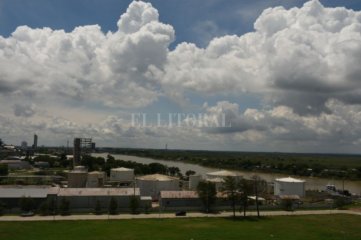 Domingo con un cielo mayormente nublado en la ciudad de Santa Fe