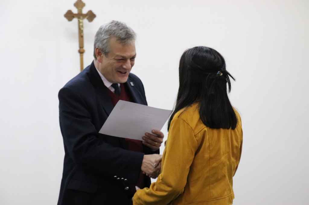 El rector de la UCSF, Eugenio Martín De Palma, entregando certificados de las becas.   Crédito: Gentileza