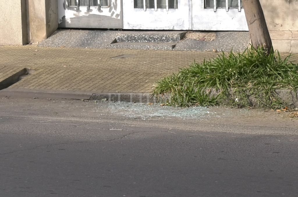 Los vidrios tendidos sobre el asfalto luego del episodio de violencia extrama. Crédito: Captura de video - CYD Litoral
