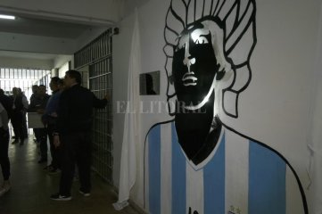 Video: colocaron un mural de Diego Maradona en los pabellones de la crcel de Las Flores de Santa Fe