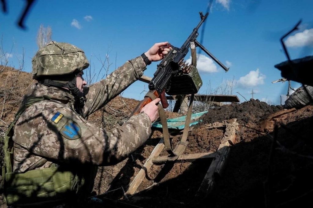 Soldado ucraniano en la localidad de Travneve, en Donetsk, Ucrania. Crédito: Reuters
