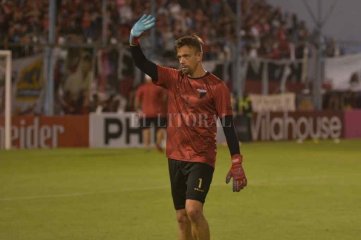 Leonardo Burián aseguró que se quedará en Colón a respetar su contrato