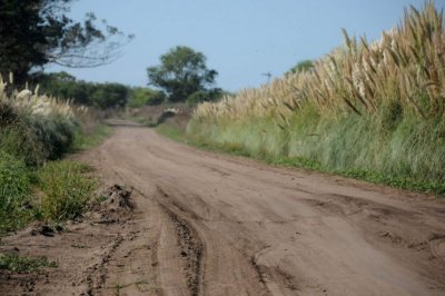 Apoyo de presidentes comunales y legisladores al programa provincial de mejoramiento de caminos rurales