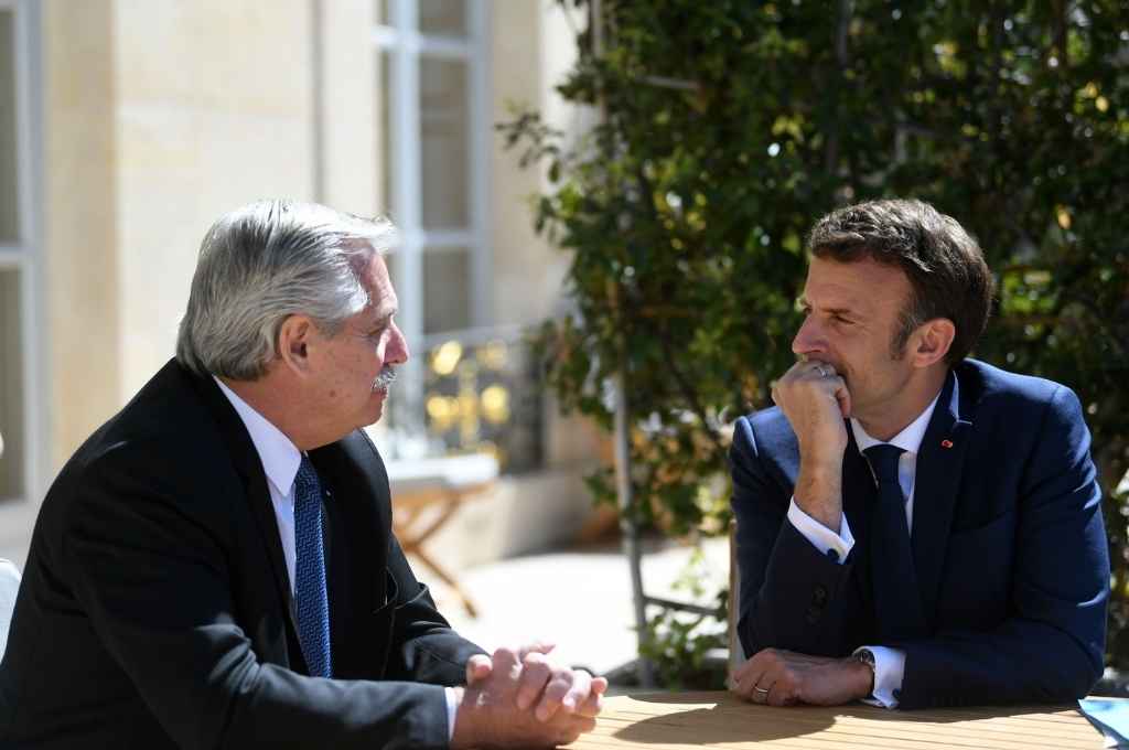A solas, en un tranquilo diálogo, se encontraron Fernández y Macron.   Crédito: Gentileza