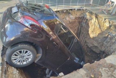 Rosario: un coche cayó a un pozo de Aguas Santafesinas