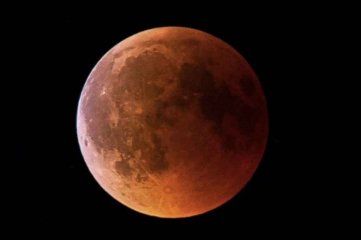 Más de 130 personas se reunieron en el Observatorio Astronómico de Oro Verde para ver el eclipse lunar 