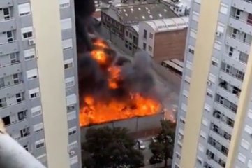 Video: impactantes imágenes del incendio en una fábrica de Avellaneda en cercanías a Independiente