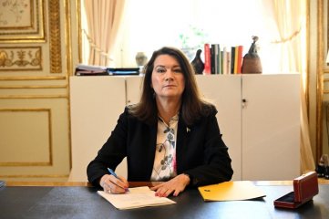 Suecia firmó la solicitud de ingreso a la OTAN en medio del conflicto entre Rusia y Ucrania - Ann Linde, ministras de Relaciones Exteriores sueca, firmando la solicitud de adhesión. - 