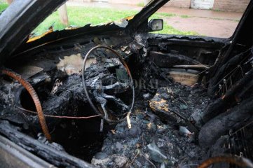 Incendio intencional de   un auto en Sauce Viejo - Imagen ilustrativa - 