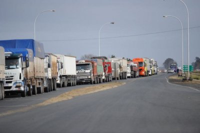 Camioneros mantienen cuatro cortes en distintos puntos de la provincia - Uno de los cortes está en la A012 y ruta provincial 18.