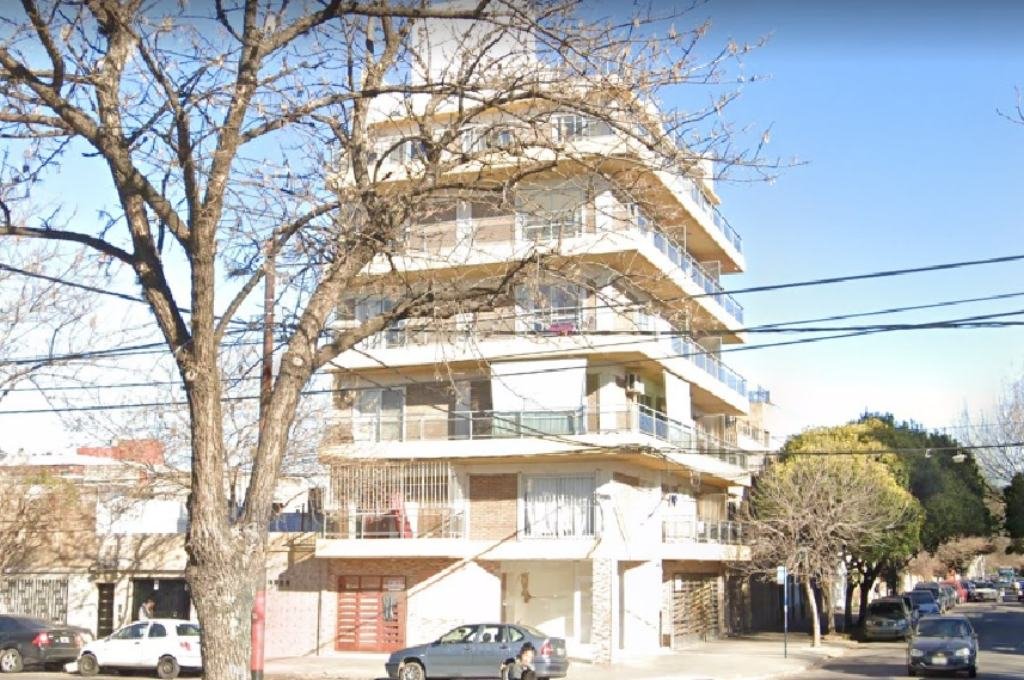 La mujer que vivía en un tercer piso de un edificio ubicado en Mitre al 3000 fue sorprendida mientras dormía por varias personas. Foto:Google Street View.