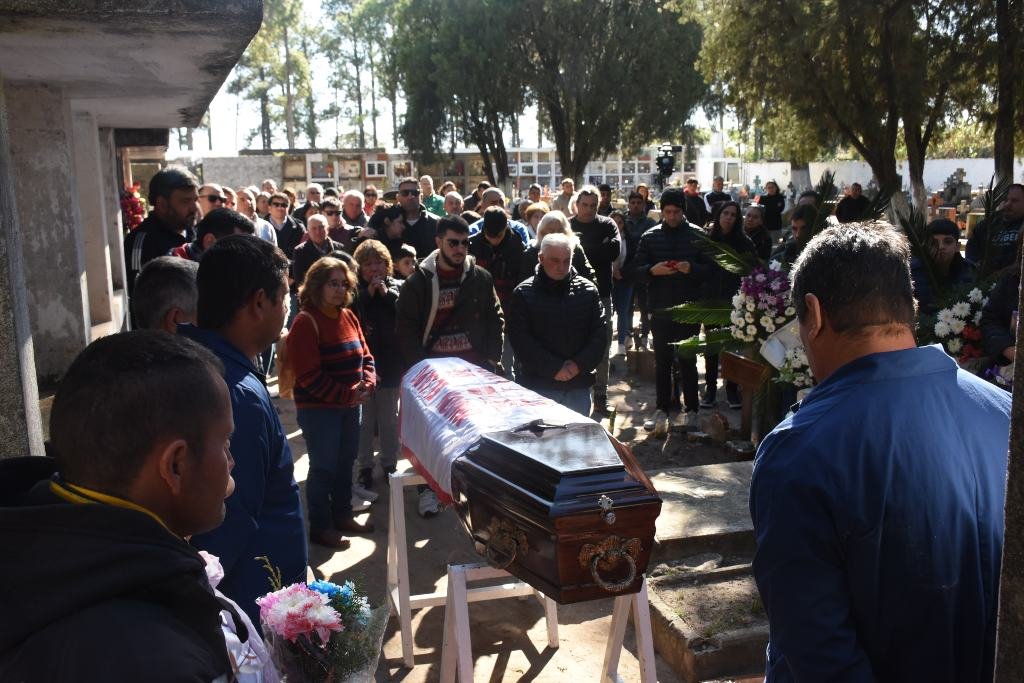 Los restos fueron trasladados hasta su morada final en el Cementerio Municipal, donde una multitud le dio el ultimo adiós. Foto:Flavio Raina.