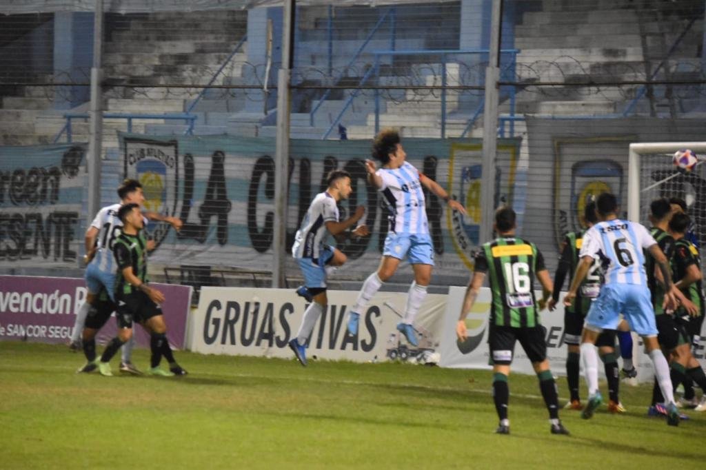 Fabricio Fontanini marca de cabeza el tercer gol celeste. Foto:Gentileza: prensa Atlético de Rafaela.