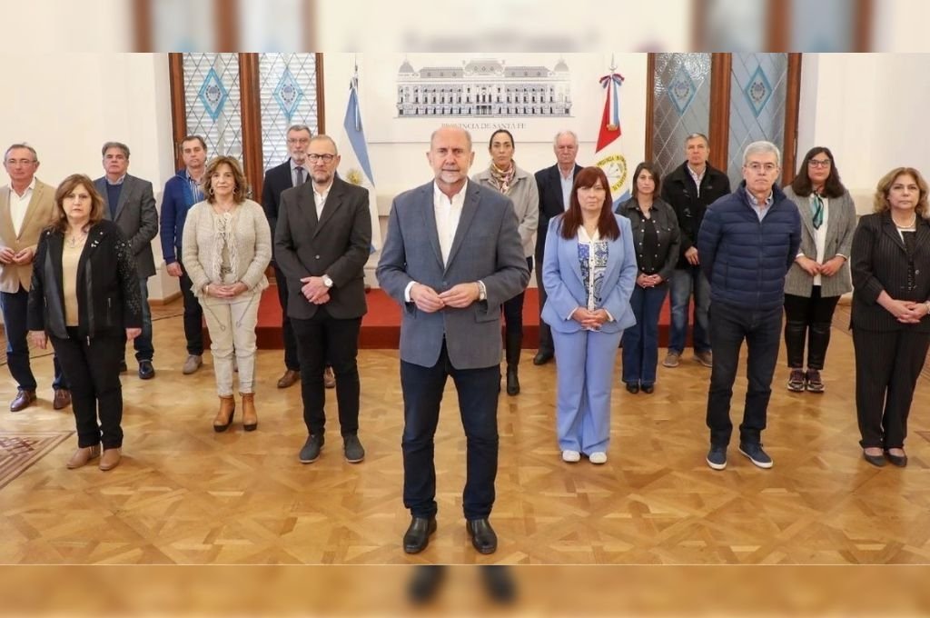 El gobernador de la provincia, Omar Perotti junto a todo su Gabinete. Foto:Gentileza