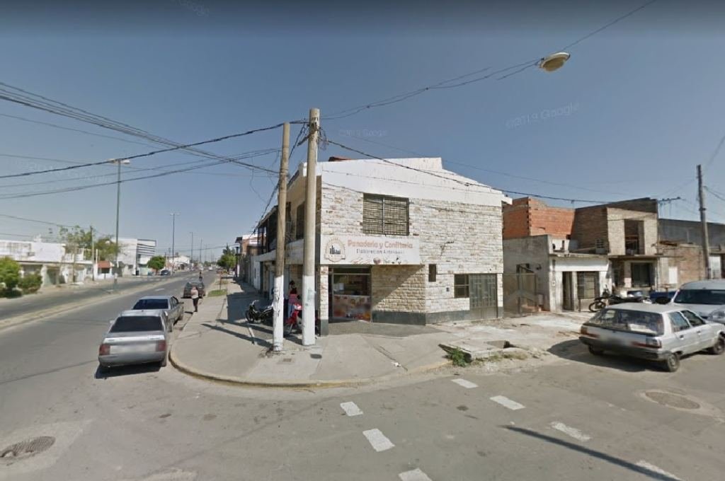 Un hombre de 35 años que trabajaba en su panadería, ubicada en barrio 17 de Agosto, fue asesinado de múltiples disparos de arma de fuego dentro del local. Foto:Google Street View.