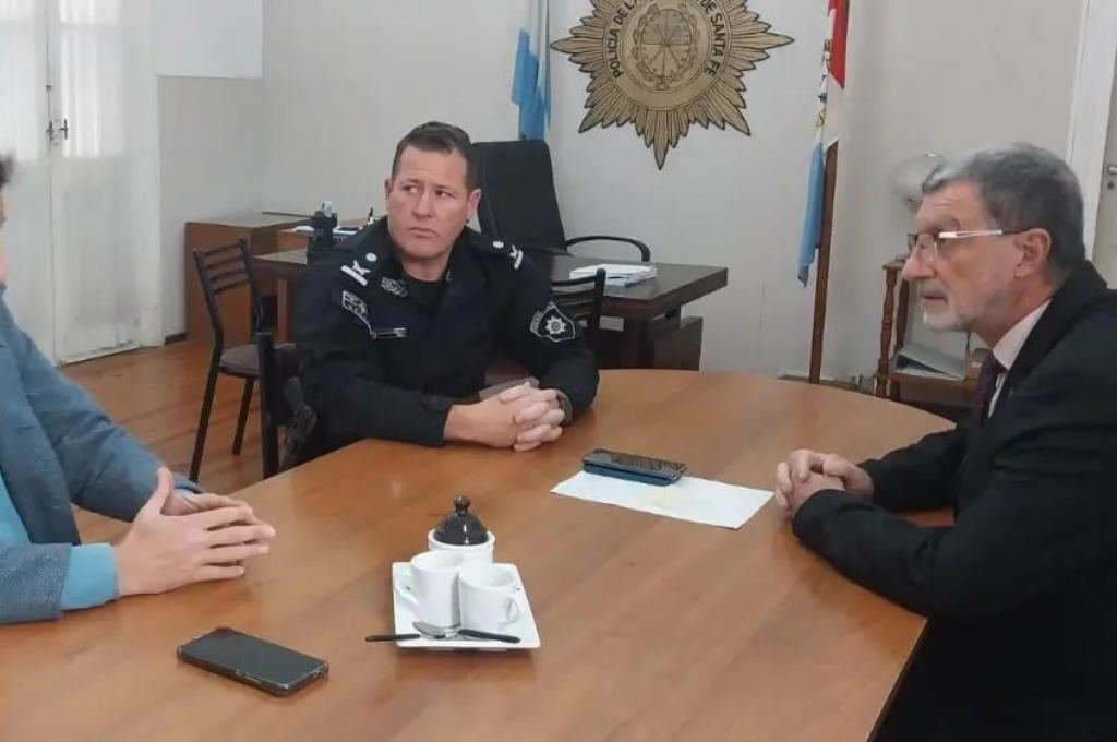 El ministro de Seguridad de la Provincia, Rubén Rimoldi, estuvo reunido en la sede policial de Casilda. Foto:Gentileza.