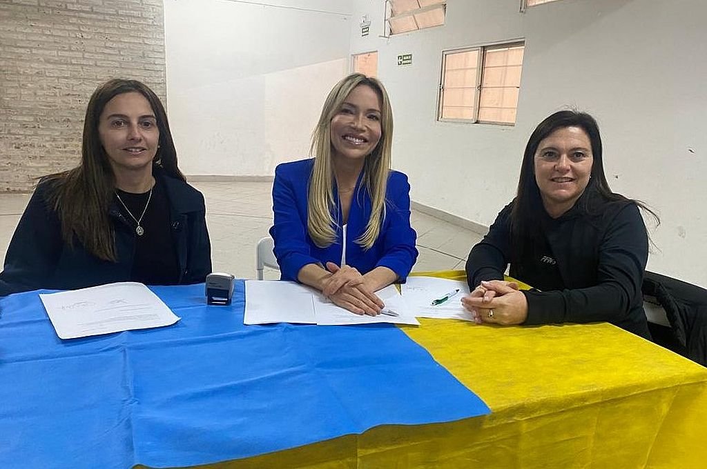  Paracao tiene sponsor para la Liga de Vóleibol Argentina  - Yanina Fortuni (presidenta de Paracao) y Rosana Traverso (secretaria) flanquean a Julieta Gross (directora de la empresa), durante la firma del convenio.