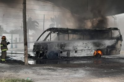 Impactante incendio en un club de San Cristóbal dejó un colectivo completamente calcinado