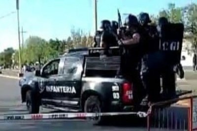 El Trébol: un policía se cayó de la patrulla y el video se hizo viral