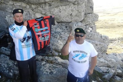 Diego, Leo y los pibes de Malvinas - Angel Paz en Monte Longdon, con la camiseta de Argentina, Patronato y el recuerdo de siempre por Malvinas. 