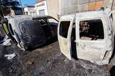 Rosario: investigan el incendio de tres utilitarios en la zona oeste - 