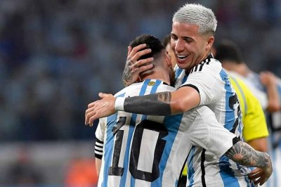 Argentina gan con un contundente 7-0 ante Curazao en el Madre de Ciudades - Messi marc tres goles y lleg a los 102 con la camiseta albicelete.