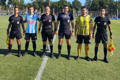 Liga San Martn: los resultados y la tabla tras la segunda fecha - La foto de los capitanes y los rbitros del partido de Trebolense frente a La Emilia.