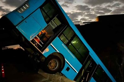 Un colectivo sin pasajeros cay de un puente en las afueras de Rosario - El vehculo qued en una posicin atpica.