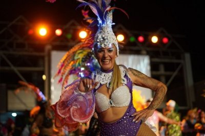 Los Carnavales le pusieron ritmo y color a Rafaela - Durante ambos días, el público pudo disfrutar del color, el brillo, el ritmo y la alegría de los carnavales en el escenario del anfiteatro, mientras que, en las inmediaciones del predio, DJ y servicio de cantina.