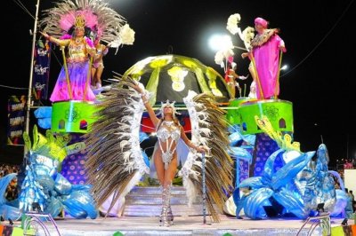 La comparsa Emperatriz es nuevamente la campeona del carnaval - Sofía Camará, alter ego del actor transformista Pablo Carayani, resultó electa reina del carnaval.