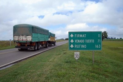 Autopista Rufino-Rosario: deudas pendientes y caminos peligrosos - Sealtica engaosa: la 33 sigue siendo la misma ruta angosta, peligrosa y cargada de camiones de siempre.