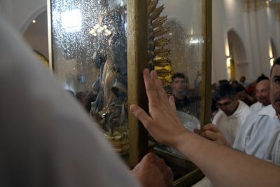Multitudinaria peregrinacin a la Virgen de Guadalupe - Una mano se posa sobre la imagen de la virgen.