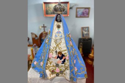 Obsequian al presidente una rplica de la Virgen Morena - 