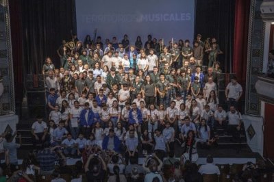 Territorios Musicales abri su temporada con un gran concierto en Rosario - La msica de las bandas infanto juveniles tieron de color un da gris y lluvioso.