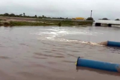 Bajo agua: desesperante situacin en norte de Santa Fe - Bombas extractoras trabajan en Los Amores para evacuar los excesos pluviales.