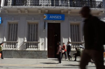 Bono confirmado: as quedan las jubilaciones de Anses desde mayo - La sede de Anses en la peatonal santafesina.