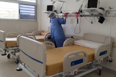 Intoxicacin masiva: ya es normal atencin en el Hospital de Coronda - La especial tarea de limpieza que realiz una empresa de Rosario en el hospital de Coronda.