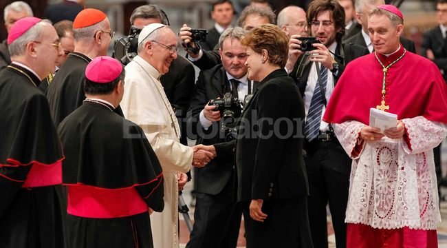 Esta mañana el papa Francisco mantuvo un encuentro con la presidenta de Brasil, Dilma Rousseff, a quien le confirmó la noticia. Crédito: EFE